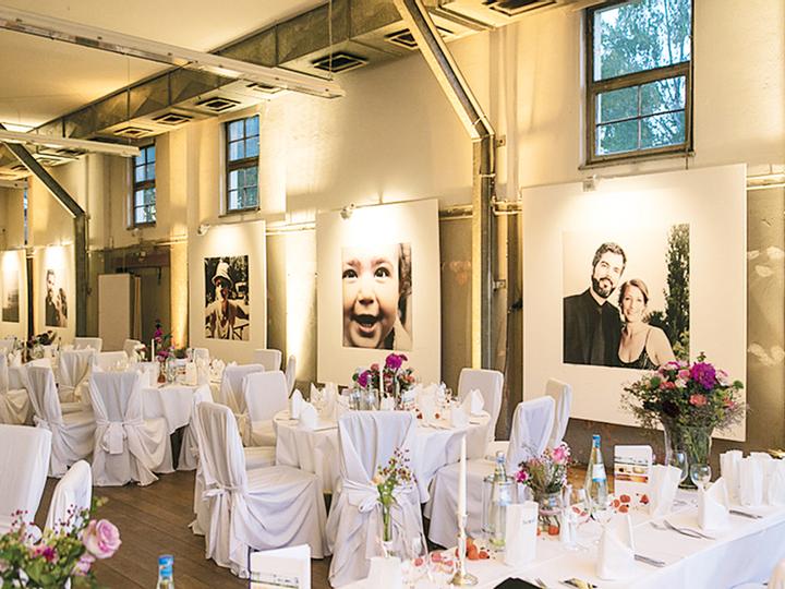 Festliche Bestuhlung in der Weißen Halle mit weißen Stuhlhussen und weißen Tischdecken