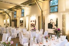 Festliche Bestuhlung in der Weißen Halle mit weißen Stuhlhussen und weißen Tischdecken