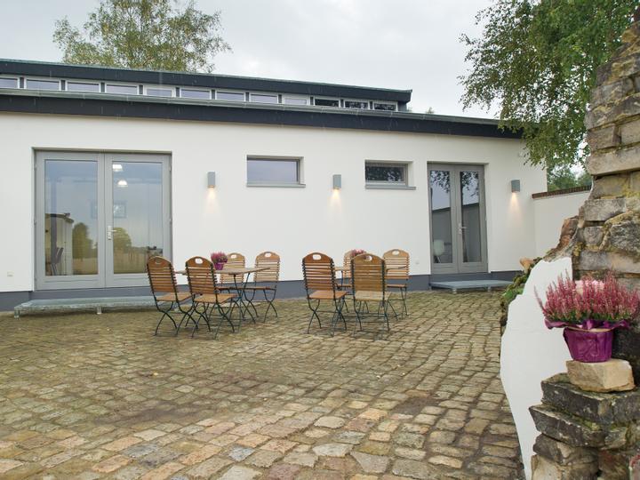 Die Terrasse am Atelier mit Bestuhlung
