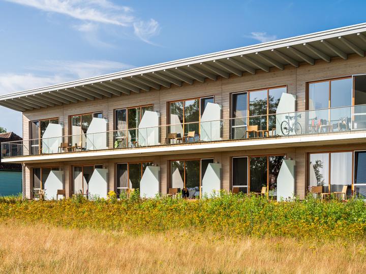 Die Terrassenund Balkone vom MehrBlick-Zimmer-Komplex im Sommer