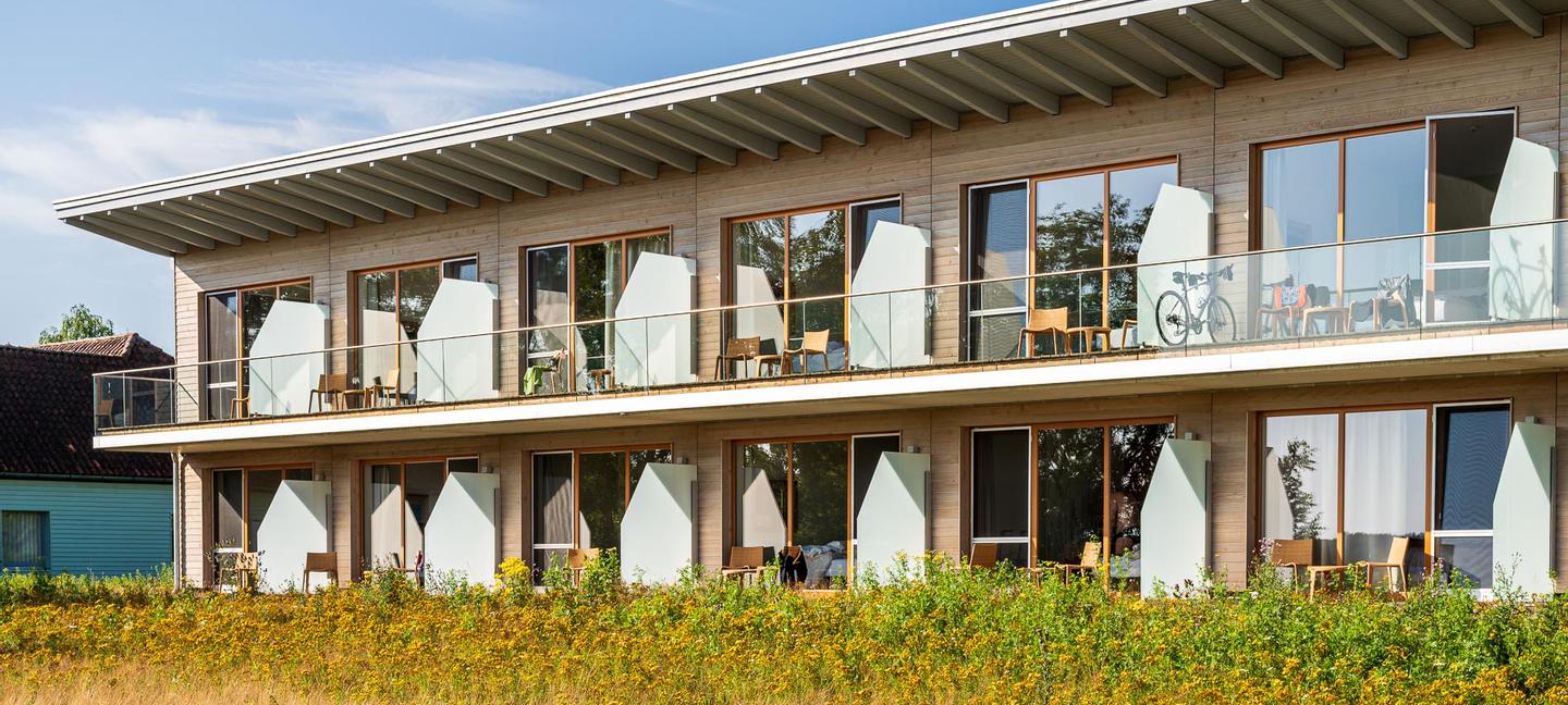 Die Terrassenund Balkone vom MehrBlick-Zimmer-Komplex im Sommer