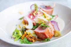 Schweinefilet, serviert auf Salat und rote Beete.