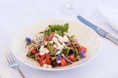 Bunter Wassermelonensalat, angerichtet auf einem tiefen Teller