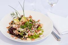 Ein Blattsalat mit Nordseekrabben, angerichtet auf einem tiefen Teller