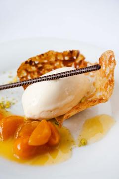 Kugel Vanille-Eis mit Waffel und Schokostäbchen 