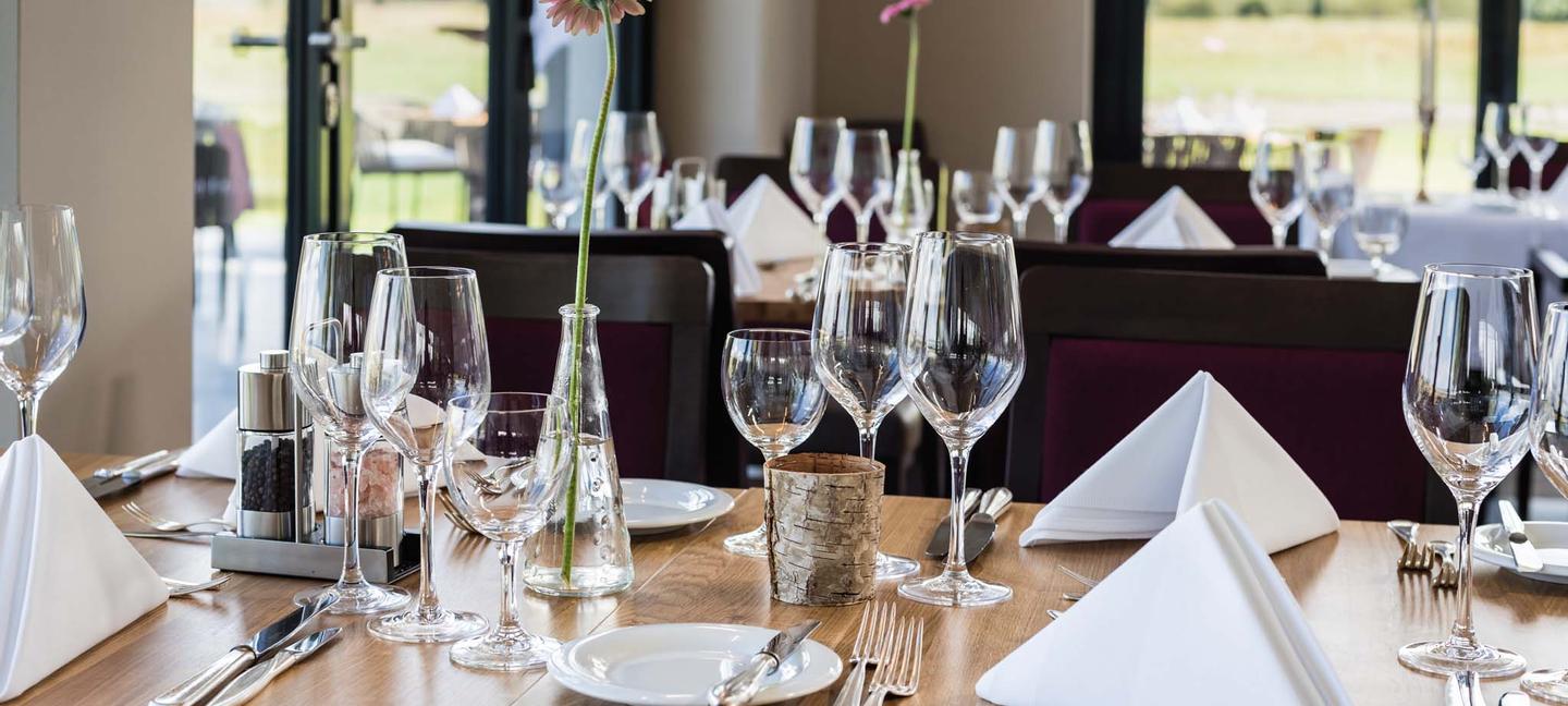 Restauranttisch eingedeckt mit Blick nach draußen