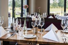 Restauranttisch eingedeckt mit Blick nach draußen