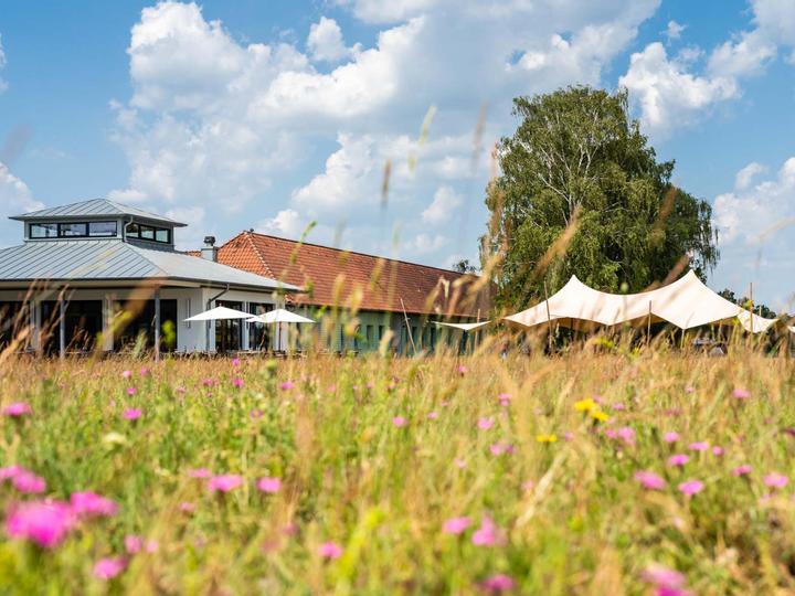 Restaurant mit Außenterrasse und Wiese