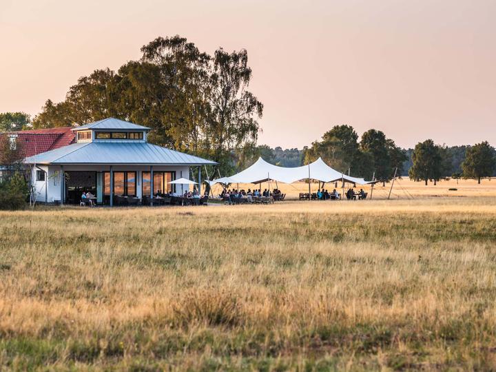 Restaurant mit free tent und Magerrasen