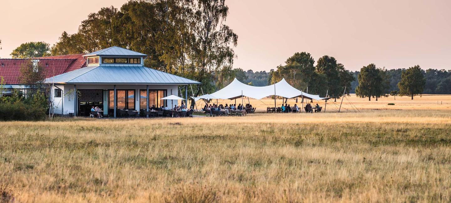 Restaurant mit free tent und Magerrasen
