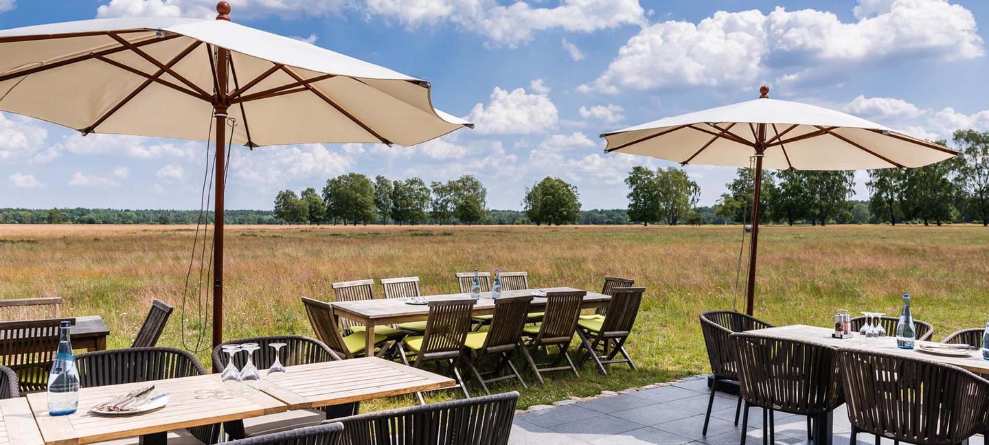 Restaurant-Terrasse mit Sonnenschirmen