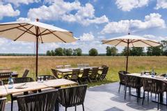 Restaurant-Terrasse mit Sonnenschirmen