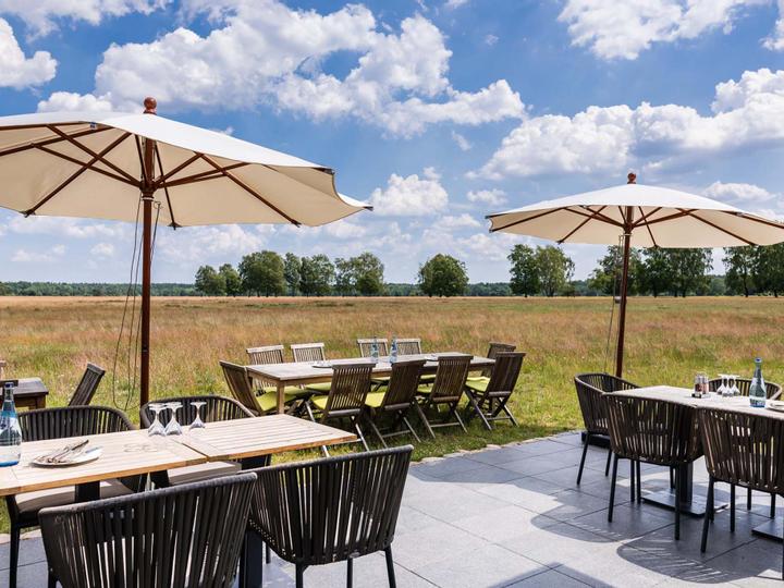 Restaurant-Terrasse mit Sonnenschirmen