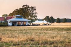 Restaurant-Terrasse, Free Tent und Blick in die Weite
