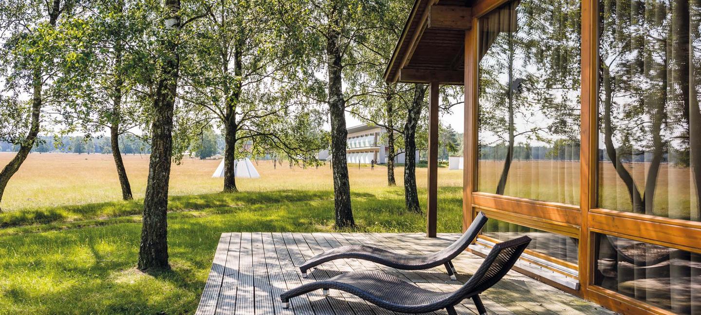 Sonnenliegen vor den Lodge-Zimmern