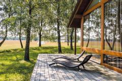 Sonnenliegen vor den Lodge-Zimmern