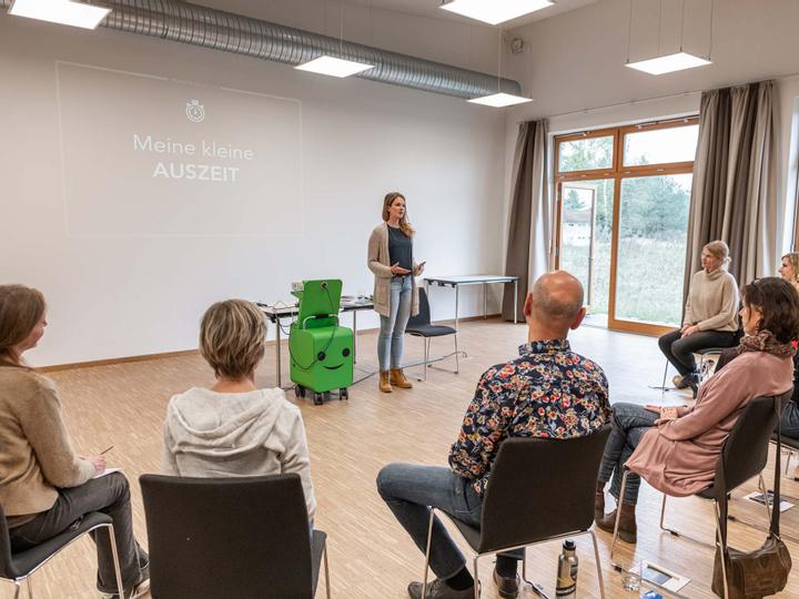 Stuhlkreis bei Seminar im LehrReich