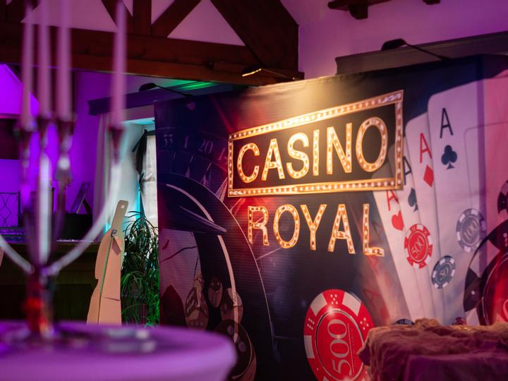 Casinoraum mit violettem Licht und Leuchtreklame