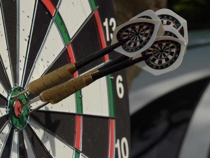Dartscheibe mit Pfeilen in der Mitte