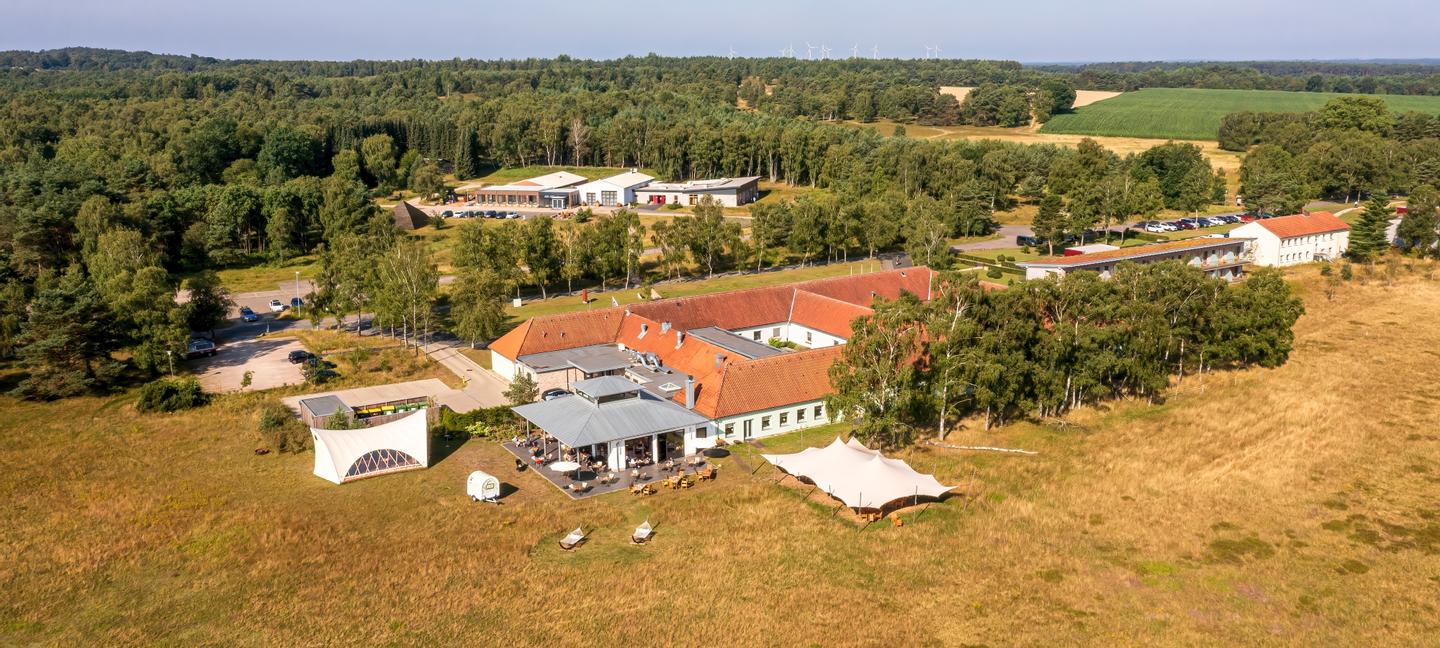 Luftbild mit Hotelbäuden und Landschaft