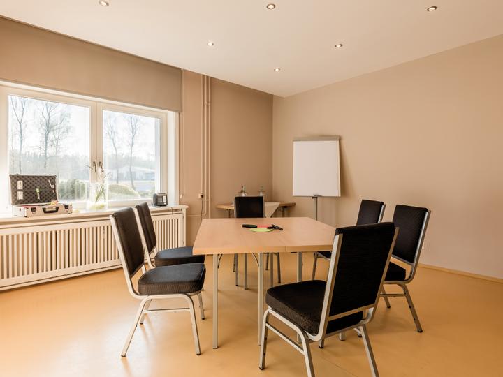 Tagungsraum mit einem Tisch und sechs Stühlen