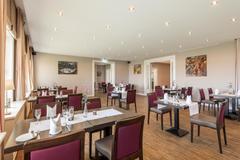 Restaurantraum mit unterschiedlichen Tischen