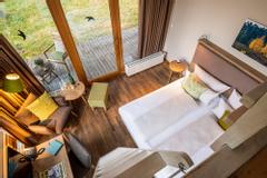Blick von oben auf ein gemütliches Hotelzimmer